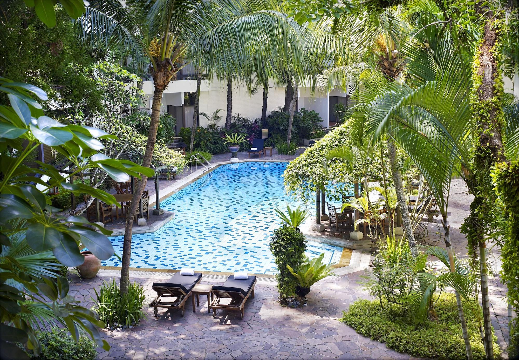 Goodwood Park Hotel  Singapur Exterior foto The swimming pool at the hotel