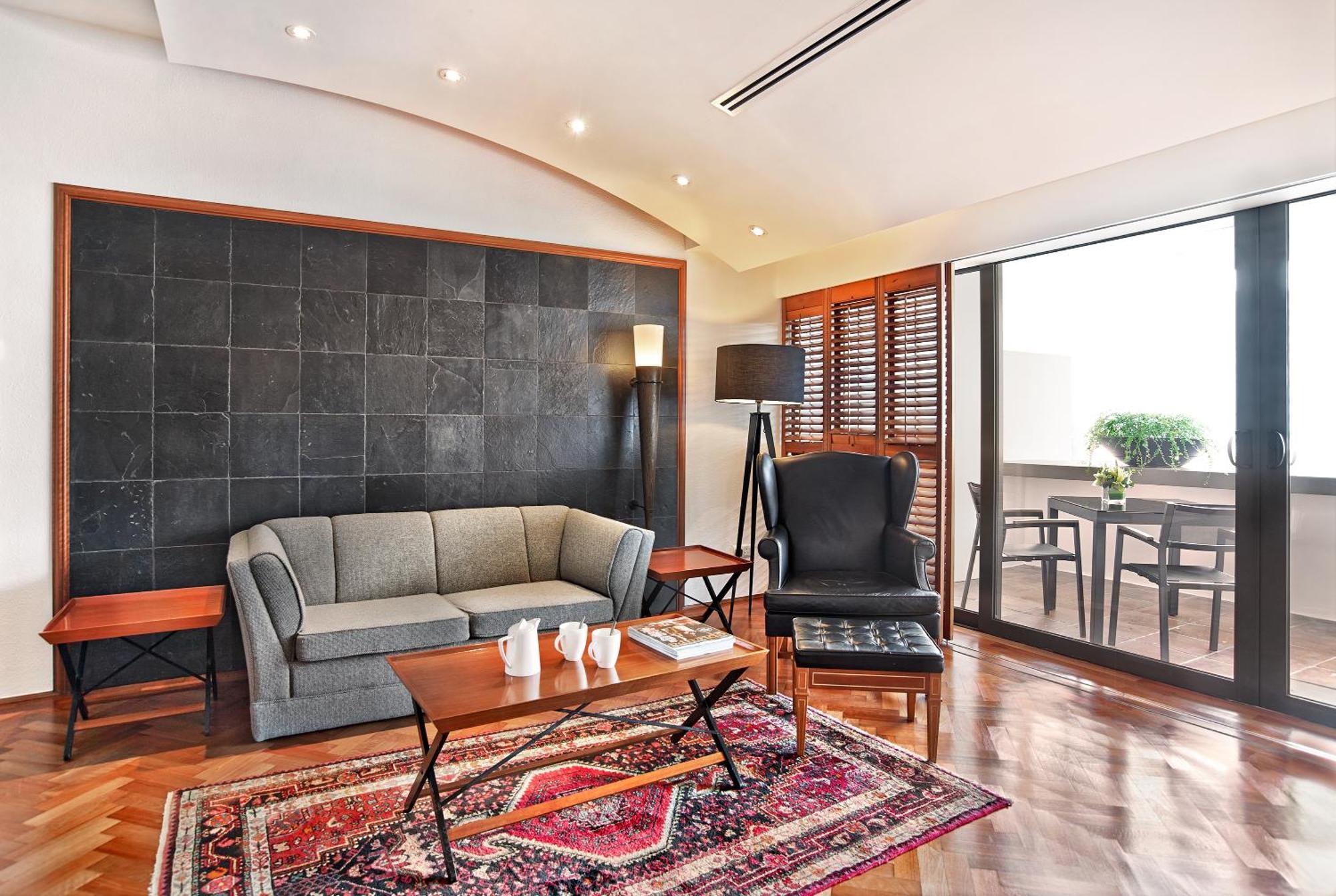 Goodwood Park Hotel  Singapur Zimmer foto A living room with a carpet